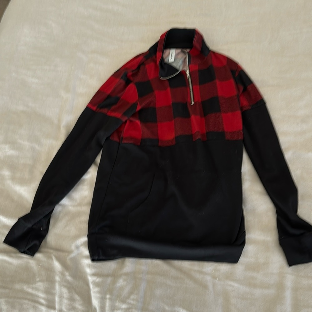 Black and red buffalo check half zip long sleeve top with kangaroo pocket sz s